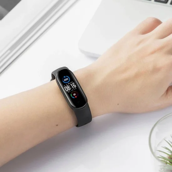 Каишка за Xiaomi Mi Band 5 / 5 NFC / 6 / 6 NFC / Amazfit Band 5 - Каишка за часовник (W013) - Тъмно зелен