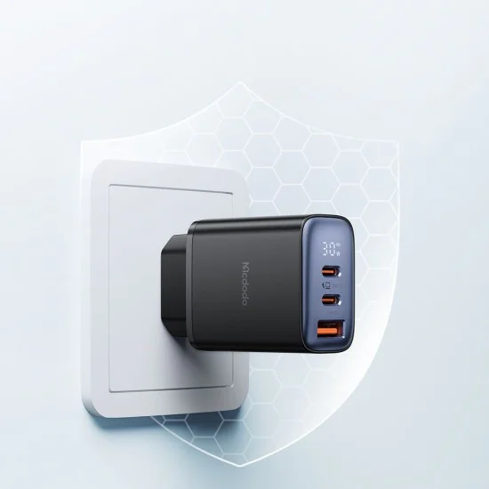 Стенен адаптер – Mcdodo (CH-2180) – 2× USB-C, 1× USB-A, 30W, бързо зареждане, цифров дисплей – Черен