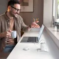 Стенен адаптер FreeGo Series – Mcdodo (CH-4103) – вграден USB-C прибиращ кабел, USB-A/C, 67W, цифров дисплей, 65cm – Бял