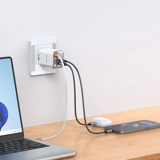 Стенен адаптер FreeGo Series – Mcdodo (CH-4103) – вграден USB-C прибиращ кабел, USB-A/C, 67W, цифров дисплей, 65cm – Бял