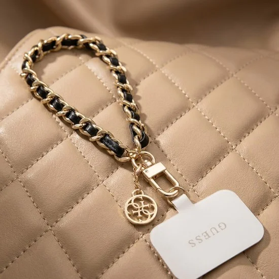 Ремък за ръка Guess Hand Strap Saffiano 4G Charm - Универсален, Saffiano еко кожа - Черен