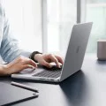 Калъф за MacBook Pro 16 (2021 / 2023 / 2024 / 2026) - Airskin - Spigen - Прозрачен (Frost Clear)